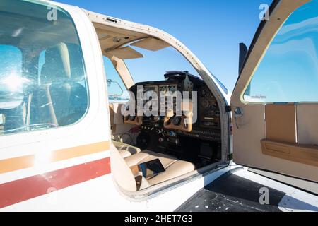 cockpit d'un petit avion d'hélice blanc au ciel bleu Banque D'Images