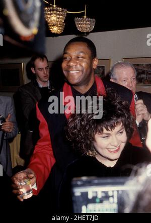 Le comédien britannique Lenny Henry avec Dawn French après avoir reçu la personnalité de télévision de l'année 1989 Banque D'Images