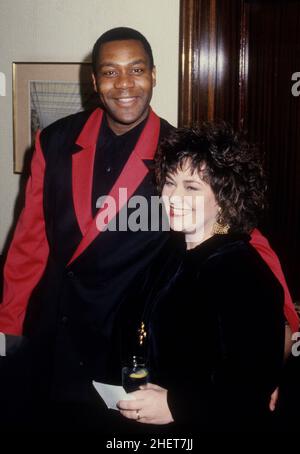 Le comédien britannique Lenny Henry avec Dawn French après avoir reçu la personnalité de télévision de l'année 1989 Banque D'Images