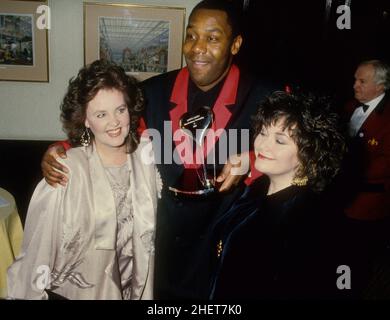 Le comédien britannique Lenny Henry, avec Dawn French et Pauline Collins, a reçu la personnalité de télévision de l'année 1989 Banque D'Images