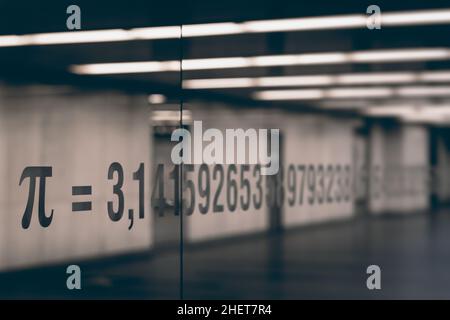le symbole pi et les nombres de constante mathématique sur le verre Banque D'Images