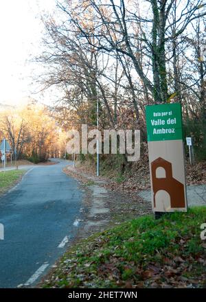 Panneau de signalisation routière pour la route à travers El Valle Del Ambroz en automne dans la verticale 2 Banque D'Images