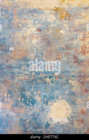 le vieux mur avec le papier peint retiré et le reste de la peinture donne un fond harmonique Banque D'Images