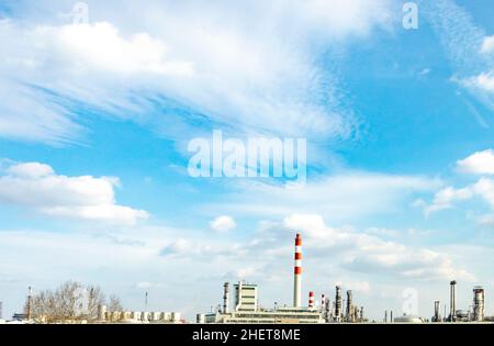 Industrie sous ciel bleu en Autriche près de vienne à Schwechat Banque D'Images