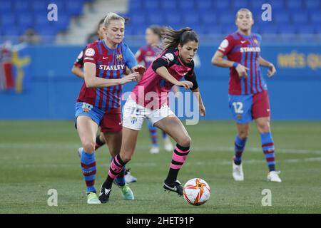 Barcelone, Espagne.12th janvier 2022.Barcelone, Espagne, janvier 12th 2021: Fridolina Rolfo (16 Barcelone) et Patricia Ojeda (15 Sporting Huelva) pendant, Primera Iberdrola match entre Barcelone et Sporting Huelva au stade Johan Cruyff à Sant Joan Despi, Barcelone, Espagne.Rama Huerta/SPP crédit: SPP Sport presse photo./Alamy Live News Banque D'Images