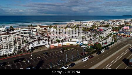 Vue aérienne Mission Beach, avec montagnes russes Giant Dipper en bois et manèges d'attractions, Belmont Park historique au lever du soleil, San Diego, Californie, États-Unis Banque D'Images