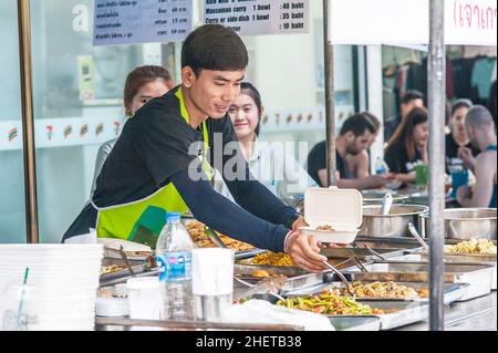 BANGKOK, THAÏLANDE - 03.MARS 2018.Un vendeur asiatique non identifié qui vend de la cuisine thaïlandaise traditionnelle dans la rue.Photo éditoriale de la journée Banque D'Images