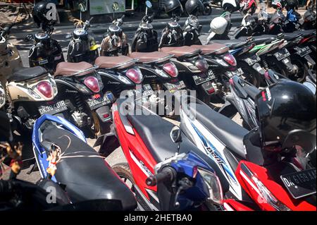 BALI, INDONÉSIE - 28.AVRIL 2018.Beaucoup de motos et de scooters parking dans la rue à Kuta.Photo éditoriale de la journée Banque D'Images