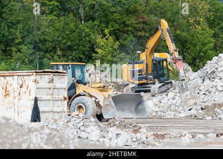 excavateur de marteau et bouteur sur le site de démolition des gravats Banque D'Images