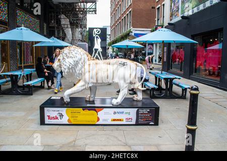 CARNABY STREET, LONDRES, ANGLETERRE- 4 septembre 2021 : The Tusk Lion Trail Lion Lion Lion sur Carnaby Street à Londres Banque D'Images