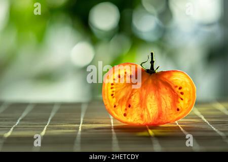 tranche de tomate en osier sur fond verdâtre Banque D'Images