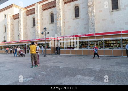 ALCALA DE HENARES, MADRID, ESPAGNE - 10 OCTOBRE 2019: Personnes marchant dans l'ancien et occasionnel salon du livre à alcala de henares et en prenant un coup d'oeil Banque D'Images