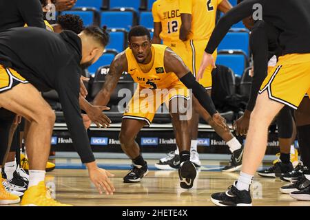 Long Beach State 49ers le garde Drew Cobb (3) est introduit lors d'un match de basket-ball NCAA contre les Bruins UCLA, le jeudi 6 janvier 2022, à Los Angele Banque D'Images