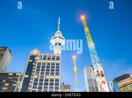 AUCKLAND, NOUVELLE-ZÉLANDE - 25 MARS 2018 ; tours lumineuses pour Sky Screamer et Sky Towers la nuit dans le centre-ville. Banque D'Images