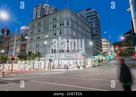 Auckland Nouvelle-Zélande - 25 2018 mars ; les rues Queen et Victoria du centre-ville se croisent en exposition prolongée la nuit, en regardant les fermiers partir Banque D'Images