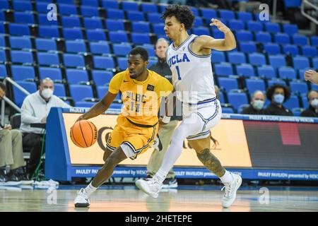 Le garde de l'État de long Beach 49ers, Joel Murray (11), dribbles le ballon lors d'un match de basketball de la NCAA contre les Bruins de l'UCLA, le jeudi 6 janvier 2022, à Los Angeles Banque D'Images