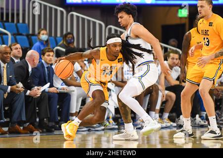 Le garde de l'État de long Beach 49ers, Colin Slater (14), dribbles lors d'un match de basket-ball de la NCAA contre les Bruins de l'UCLA, le jeudi 6 janvier 2022, à Los Angeles Banque D'Images