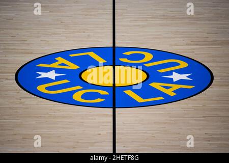 Vue détaillée du logo de l'UCLA en milieu de terrain avant un match de basket-ball de la NCAA entre les Bruins de l'UCLA et le long Beach State 49ers, le jeudi 6 janvier 2 Banque D'Images