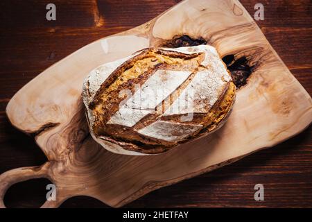 Pain de levain artisanal sur fond de bois rustique dans une ambiance d'automne Banque D'Images