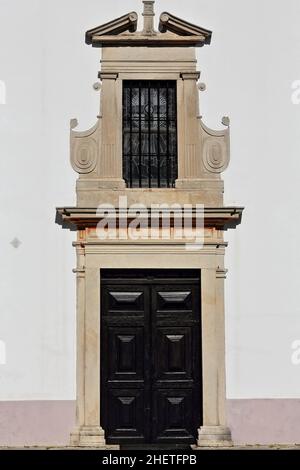 Porte rectangulaire en bois-fenêtre en treillis-façade blanchie à la chaux-Église Saint-Laurent.Paroisse d'Almancil-Algarve-Portugal-052 Banque D'Images