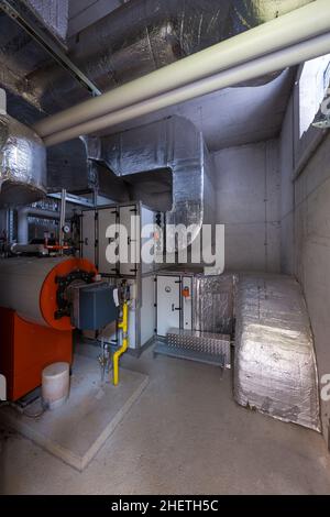 salle d'ingénierie et d'usine avec tuyaux à isolation thermique Banque D'Images