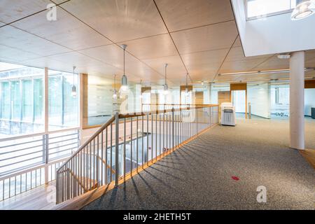 hall d'entrée en bois clair d'un immeuble de bureaux moderne Banque D'Images