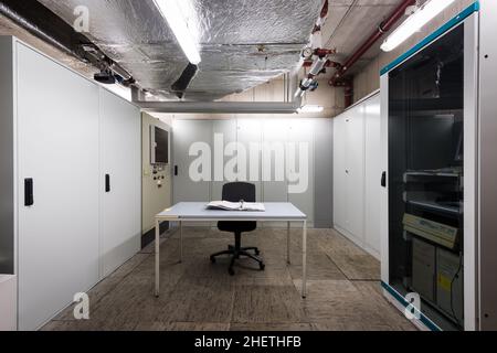 salle technique avec équipement électronique avec table et chaise Banque D'Images