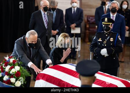 États-Unis.12th janvier 2022.Le président de la Chambre Nancy Pelosi, D-Californie, et le chef de la majorité au Sénat Charles Schumer, D-N.Y., respectent le regretté sénateur Harry Reid, D-Neve, car il reste dans l'État de la rotonde du Capitole des États-Unis le mercredi 12 janvier 2022.Crédit : Tom Williams/Pool via CNP/Media Punch/Alay Live News Banque D'Images