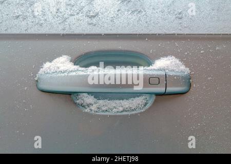 Poignée de porte de voiture dans la neige, la première neige, les chutes de neige, la neige inattendue Banque D'Images