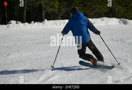 Skieur en descente sur télémark skis Banque D'Images
