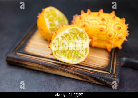 melon de fruit jaune ou concombre kiwano africain sucré sur bois Banque D'Images