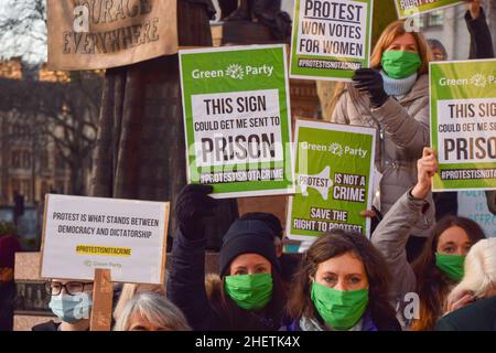 Londres, Royaume-Uni.12th janvier 2022.Les manifestants tiennent des écriteaux pour soutenir le droit de manifester pendant la manifestation sur la place du Parlement.Des membres du Parti vert et d'autres manifestants se sont rassemblés devant les chambres du Parlement pour protester contre le projet de loi sur la police, le crime, la peine et les tribunaux.Crédit : SOPA Images Limited/Alamy Live News Banque D'Images