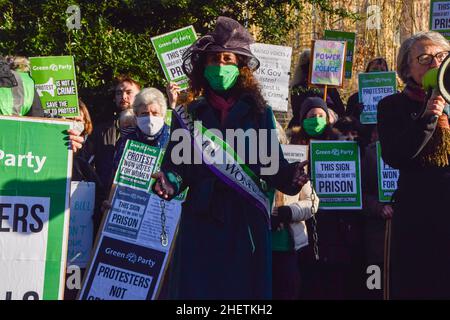 Londres, Royaume-Uni.12th janvier 2022.Un manifestant tient une chaîne pendant la démonstration dans les jardins de la tour Victoria.Des membres du Parti vert et d'autres manifestants se sont rassemblés devant les chambres du Parlement pour protester contre le projet de loi sur la police, le crime, la peine et les tribunaux.(Photo de Vuk Valcic/SOPA Images/Sipa USA) crédit: SIPA USA/Alay Live News Banque D'Images