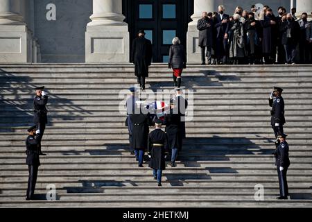 Washington, DC, États-Unis.12th janvier 2022.Le dossier du regretté sénateur Harry Reid, au centre, arrive au Capitole des États-Unis avant une cérémonie à Washington, DC, États-Unis, le mercredi 12 janvier,2022. Reid, le leader démocrate de la majorité au Sénat américain qui a contribué à la mise en œuvre de l'ordre du jour législatif du président Obama en arrondissant les voix pour passer Obamacare, est décédé à 82 le 28 décembre.Credit: Al Drago/Pool via CNP/dpa/Alay Live News Banque D'Images