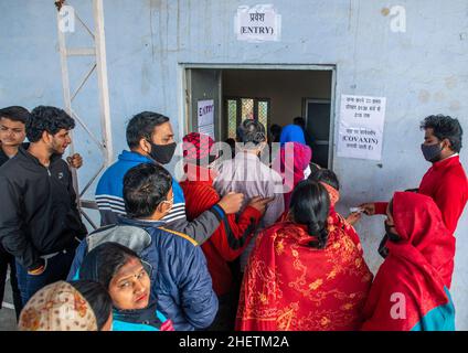 Ghaziabad, Inde.12th janvier 2022.Un groupe de personnes attendent de se faire vacciner en dehors du centre de vaccination Covid du gouvernement.les gens s'inquiètent de la nouvelle variante COvid-19 omicron.La variante Omicron du coronavirus en Inde a noté une forte augmentation des cas Covid-19 avec des infections actives croisant 0,95 millions le 12th janvier 2022, l'Inde a enregistré 194 720 cas Covid-19 frais et 442 décès en 24 heures, les cas actifs ont monté à 955 319, le plus haut en 211 jours.Le taux de positivité quotidienne a augmenté à 11,05 pour cent.Crédit : SOPA Images Limited/Alamy Live News Banque D'Images