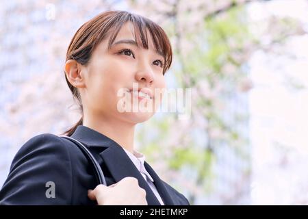 Femme japonaise en costume et cerisiers en fleurs Banque D'Images