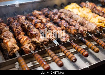 hachez la viande de kebab de la peau et le bœuf sur le gril sur les brochettes Banque D'Images