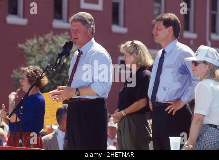 Corsicana Texas USA, 1992: De gauche à droite, le candidat démocrate à la présidence Bill Clinton, Tipper Gore, le candidat vice-président Al Gore et Hillary Rodham Clinton ont organisé un rallye de campagne lors d'une chaude journée d'été.©Bob Daemmrich Banque D'Images