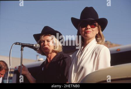 Athenes Texas USA,1992: Le tipper Gore, à gauche, et Hillary Rodham Clinton portent des chapeaux de cow-boy noirs lors d'un rallye de campagne dans l'est du Texas.Le mari de Gore, Al, est le candidat démocrate à la vice-présidence et le mari de Clinton, Bill, est le candidat présidentiel.©Bob Daemmrich Banque D'Images