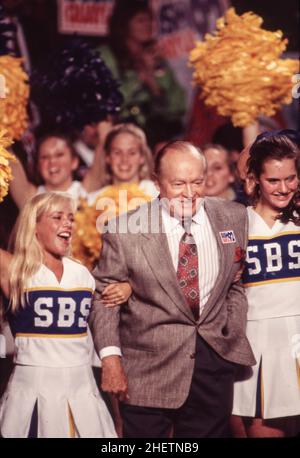 Houston Texas USA, novembre 3 1992: Le amuseur Bob Hope est escorté par des meneurs sur la scène à l'événement de la campagne de réélection du Prest. George W. Bush, le soir de l'élection.©Bob Daemmrich Banque D'Images