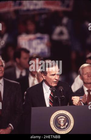 Houston Texas USA, novembre 3 1992: Prest. George H.W.Bush prononce son discours de concession lors de son parti de veille électorale après avoir perdu sa candidature à sa réélection.©Bob Daemmrich Banque D'Images