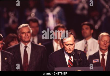 Houston Texas USA, novembre 3 1992: Prest. George H.W.Bush prononce son discours de concession lors de son parti de veille électorale après avoir perdu sa candidature à sa réélection.Charlton Heston, acteur de cinéma et partisan de Bush, se trouve sur la gauche.©Bob Daemmrich Banque D'Images