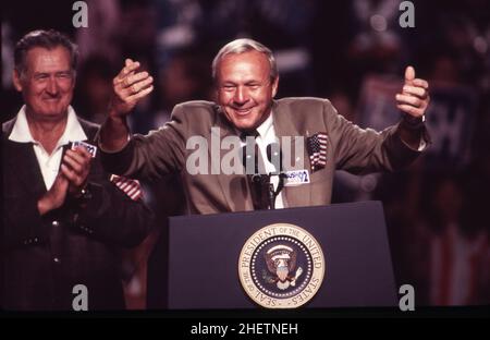 Houston Texas USA, novembre 3 1992: La légende du golf Arnold Palmer fait des gestes à la foule lors de la campagne de réélection de George W. Bush.©Bob Daemmrich Banque D'Images