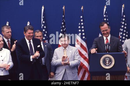 Austin Texas USA, 1984: Vice-président George H.W.Bush (à l'extrême droite) reconnaît les applaudissements de la foule et du président Ronald Reagan (à gauche) et du sénateur du Texas John Tower (au centre) lors de la campagne de réélection de Reagan-Bush.©Bob Daemmrich Banque D'Images