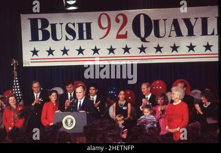 Houston Texas USA, novembre 31992: Flanqué de membres de la famille et de chefs de campagne clés, le Presd. George H.W.Bush concède l'élection présidentielle à Bill Clinton le soir de l'élection.La première dame Barbara Bush (tout à droite en robe rouge) regarde dessus.©Bob Daemmrich Banque D'Images