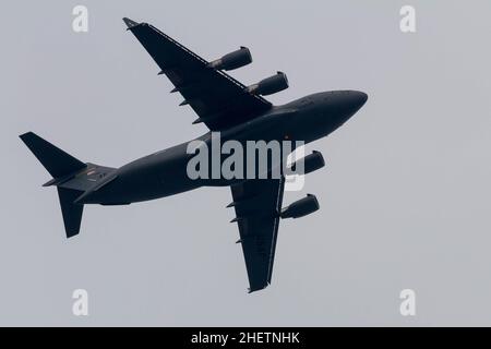 Un Boeing C17A Globemaster III avec la troisième Escadre de la US Air Force, stationné à l'extérieur de la base conjointe Elmendorf-Richardson en Alaska, survolant Kanagawa, au Japon. Banque D'Images