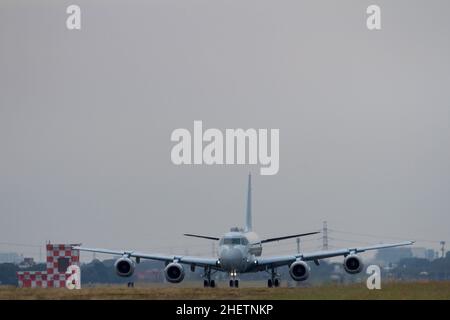 Un avion de patrouille maritime Kawasaki P1 avec l'escadron aérien 3 de la Force d'autodéfense maritime japonaise (JMSDF) à l'installation aérienne navale, base aérienne d'Atsugi, Kanagawa (Japon). Banque D'Images