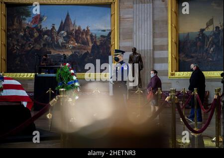 Washington, Vereinigte Staaten.12th janvier 2022.Les visiteurs rendent hommage à l'ancien chef de la majorité au Sénat Harry Reid alors qu'il se trouve dans l'État de la Rotunda au Capitole des États-Unis à Washington, DC, le mercredi 12 janvier 2022.Credit: Rod Lamkey/CNP/dpa/Alay Live News Banque D'Images