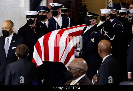 Washington, DC, États-Unis.12th janvier 2022.Un garde d'honneur militaire porte le cercueil de l'ancien sénateur Harry Reid du Nevada dans la rotonde du Capitole des États-Unis le 12 janvier 2022 à Washington, DC.Reid a représenté le Nevada pendant plus de 30 ans au Congrès, huit comme leader de la majorité au Sénat.Crédit: Chip Somodevilla/Pool via CNP/Media Punch/Alamy Live News Banque D'Images