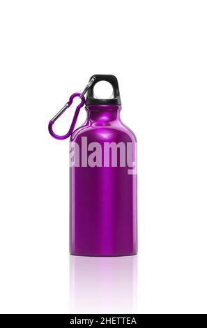 Bouteille d'eau de camping en acier violet isolée sur fond blanc Banque D'Images